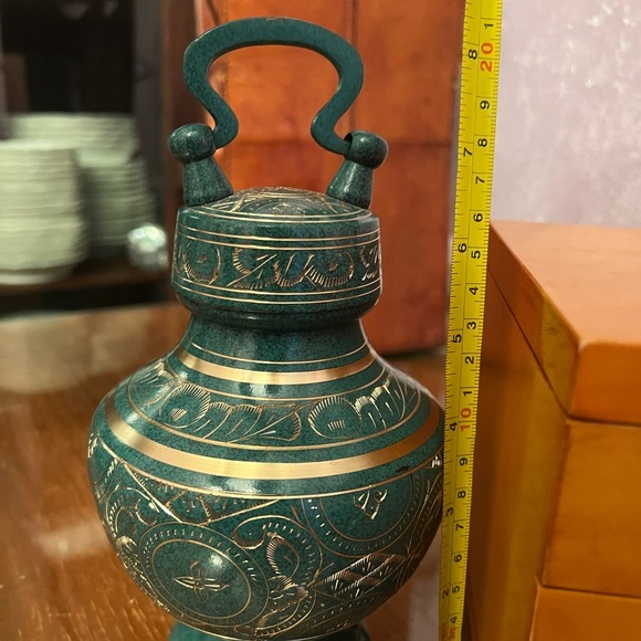 Elinora’s brass and patina, hand carved, polished small pet urn. - Picture 5 of 10
